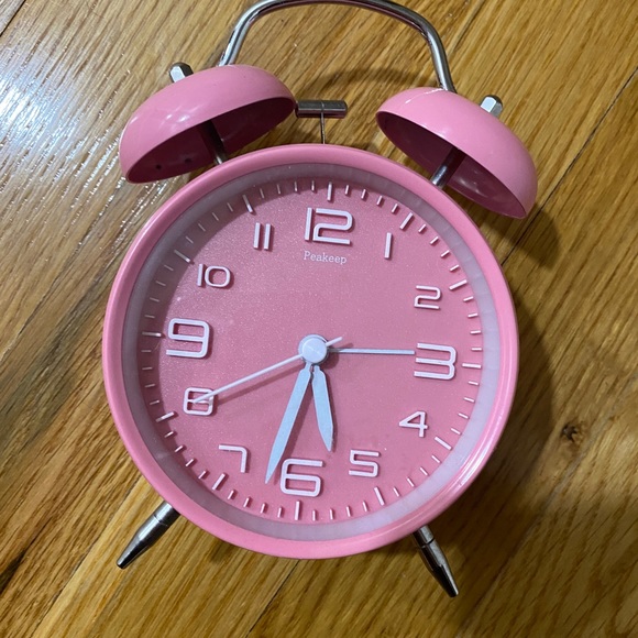 Twin Bell Loud Alarm Clock, Battery Operated Old Fashioned Alarm Clock - Picture 1 of 2